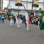 Itapetinga - Para celebrar a Independência do Brasil, dezoito unidades da rede pública municipal de Ensino e três da rede privada de Itapetinga participaram do desfile cívico, que contou um pouco da história e homenageou figuras que contribuíram para a sua formação e desenvolvimento. Também participaram das celebrações efetivos da polícia Militar, Atiradores do Tiro de Guerra e representantes de Clubes de Serviços e Entidades representativas da sociedade civil e de denominações religiosas, além da Guarda Civil Municipal e de Secretarias Municipais.