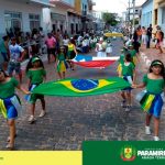 Paramirim - As comemorações à Independência do Brasil, em Paramirim, foram abrilhantadas pelos desfiles cívicos realizados pela Escola de Educação Infantil Marleide Oliveira e Grupo Escolar José Candido Vieira, na sexta-feira, dia 6, tendo como tema a valorização das origens do município e focando propostas de mudanças para o futuro do Brasil.