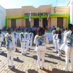 Paratinga - Organizado pela Prefeitura Municipal, através da Secretaria Municipal de Educação, o desfile cívico em comemoração ao Dia da Pátria, no último dia 7, teve a participação de alunos das Escolas Municipais que chamaram a atenção da população para temas de cunho social, ecológico e político, como a consciência e preservação ambiental, o combate às drogas e o apoio às campanhas de vacinação e Saúde Pública. Também participaram da solenidade cívico-militar efetivos da Polícia Militar e representantes de Clubes de Serviços, além da Sociedade Filarmônica 13 de Junho.