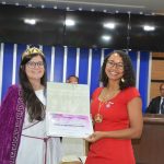 Daniela Nascimento da Silva recebe homenagem.  Foto: Ascom CMVC